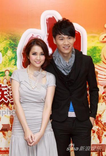 徐子崴谢安琪携手共庆香港回归十三周年图