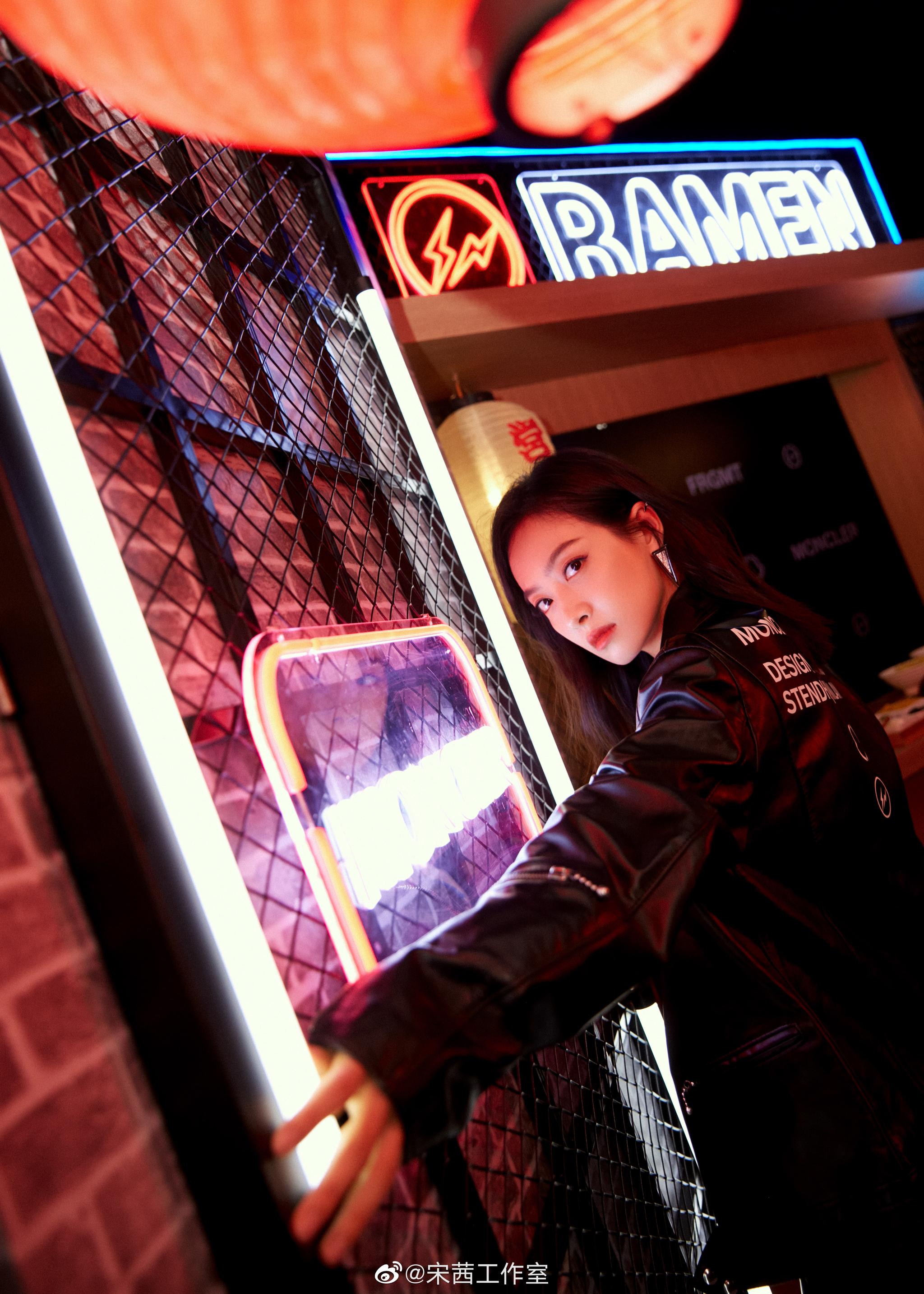 今天是酷飒有型的机车女孩,也是引领时尚的"天才导师"