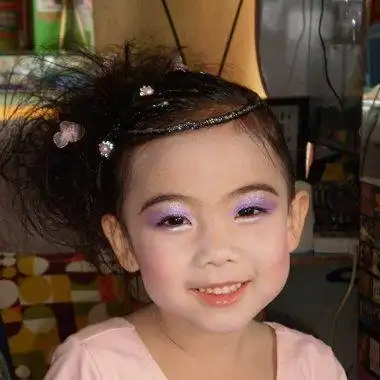 你的女儿这么多才多艺,在六一儿童节当然要上台演出了,那么小女孩上台