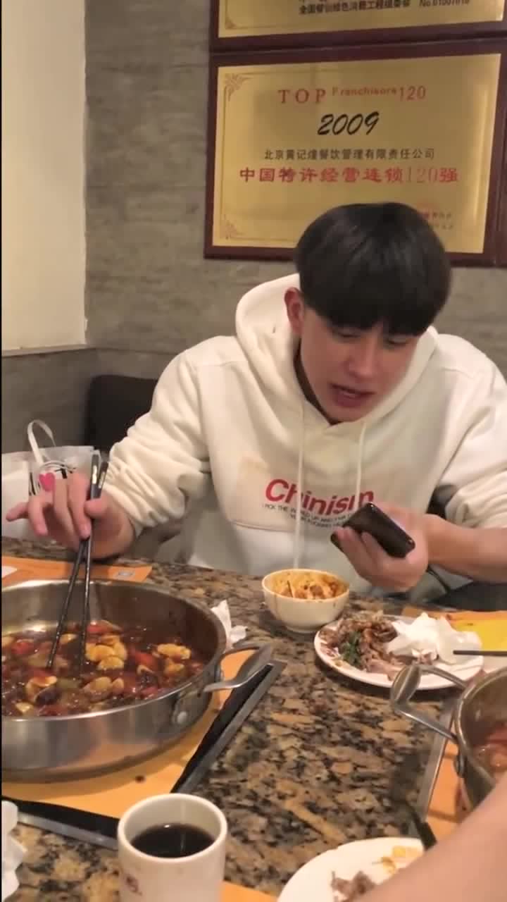 和新认识的小哥哥一起吃饭,他这个歌唱的我有点慌,我该怎么做