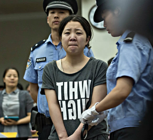 但是最终贾女士心理承受不住终于在自己母亲的陪同下自首去了,可能是