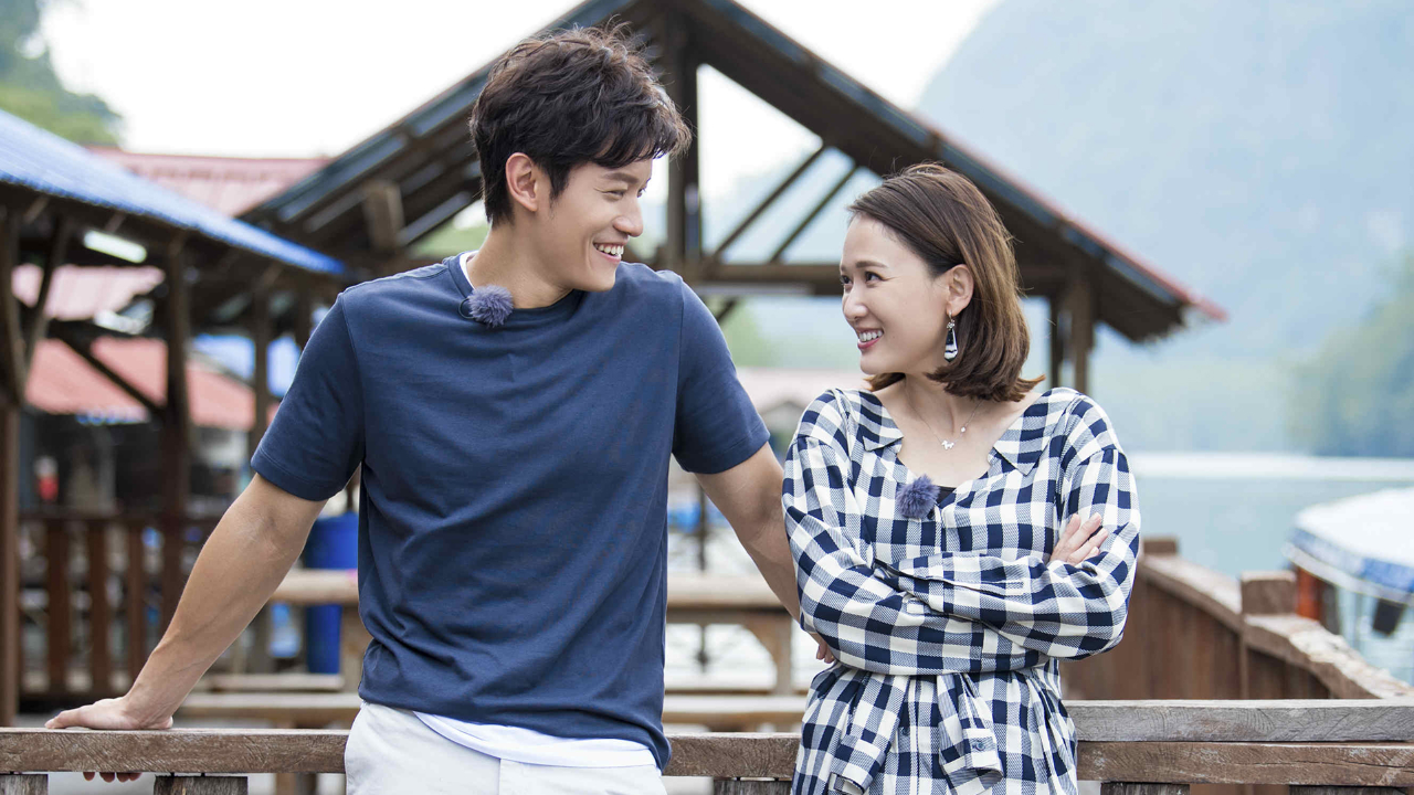 陈乔恩和老公马来西亚度假皮肤白皙身材丰腴当地人打鼓欢迎