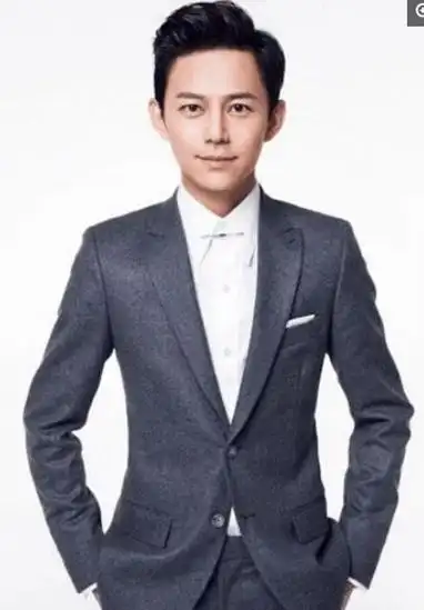 中国内地名主持,她和何炅是多年的搭档,现在是张杰的妻子赵薇,当年因