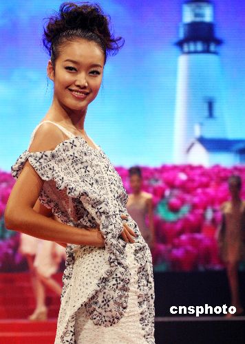 图:模特冠军汇聚广西卫视演绎新春时尚