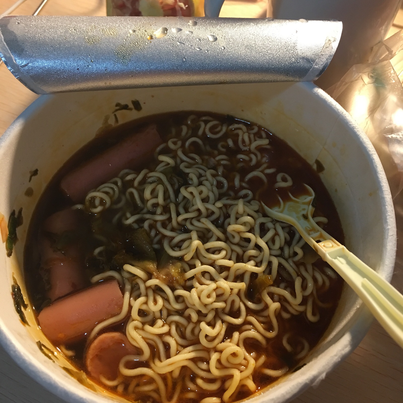 坛酸菜外加两根火腿肠妈耶耶耶 此处不应该喊妈因为我妈不让我吃泡面