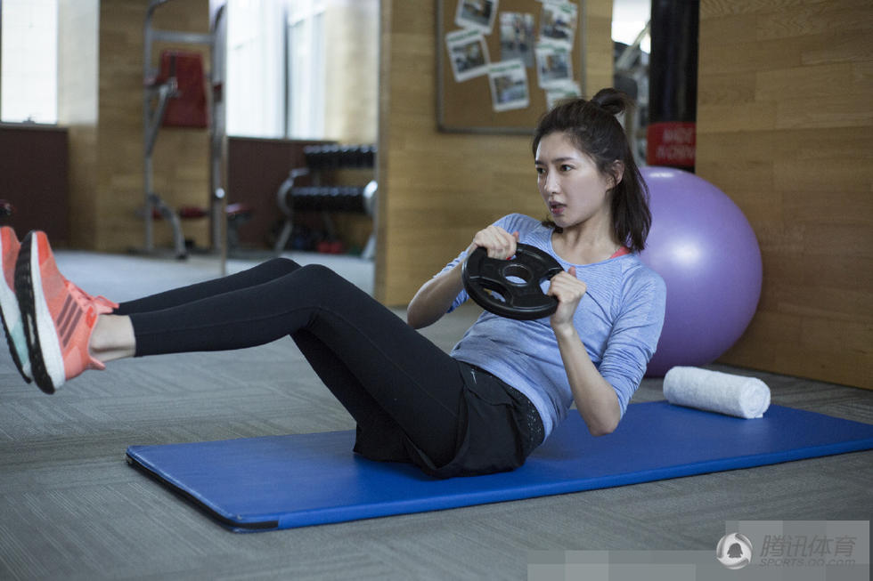 江疏影大玩倒立健身九宫格为过年多吃点图