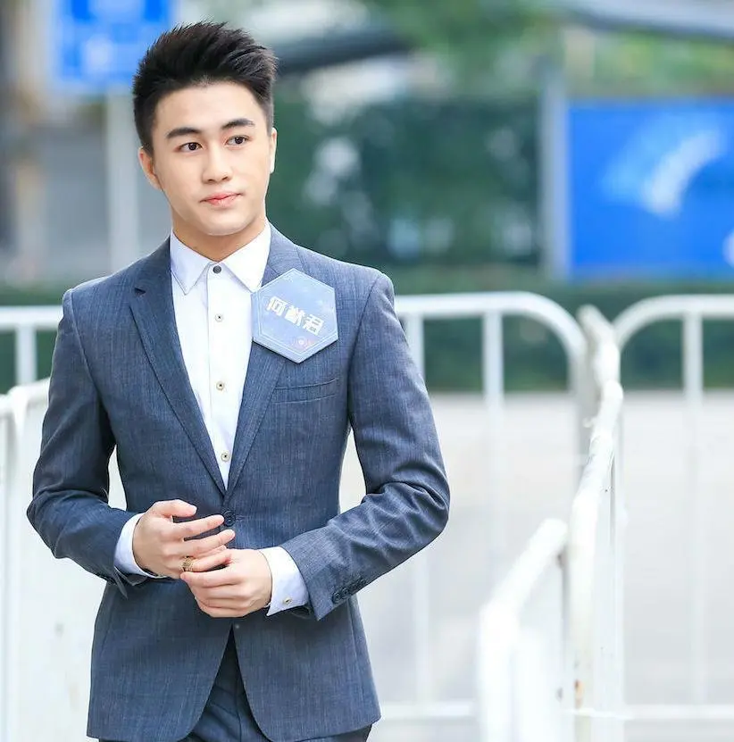 何猷君千字回应改认证,否认凭长孙争产,疑讽兄弟姐妹靠关系读名校