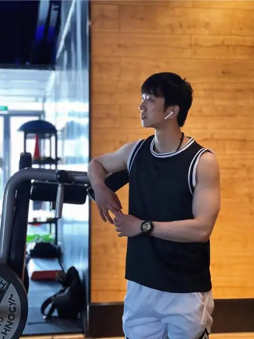 男生健身日常今天练什么摸鱼训练吧