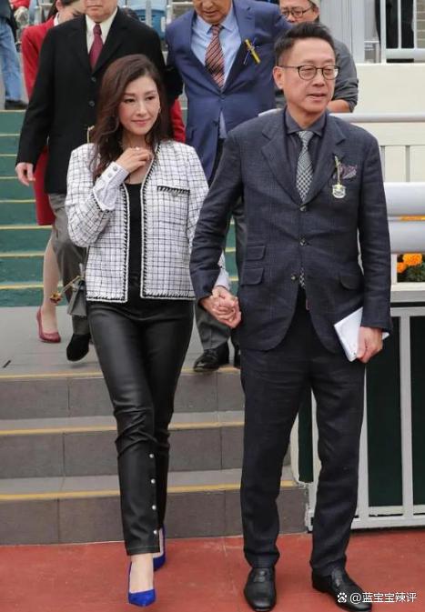 李嘉欣许晋亨现身马场,笑容僵硬医美痕迹明显,和富豪老公秀恩爱