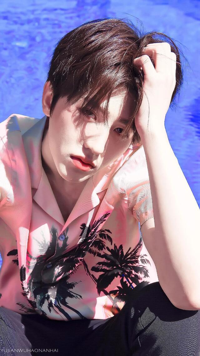 蔡徐坤壁纸:我喜欢你笑起来眉眼弯弯,更喜欢你舞台上炸裂的台风