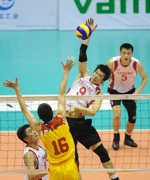 图文:[全运]八一男排3-2北京 杨帆扣球