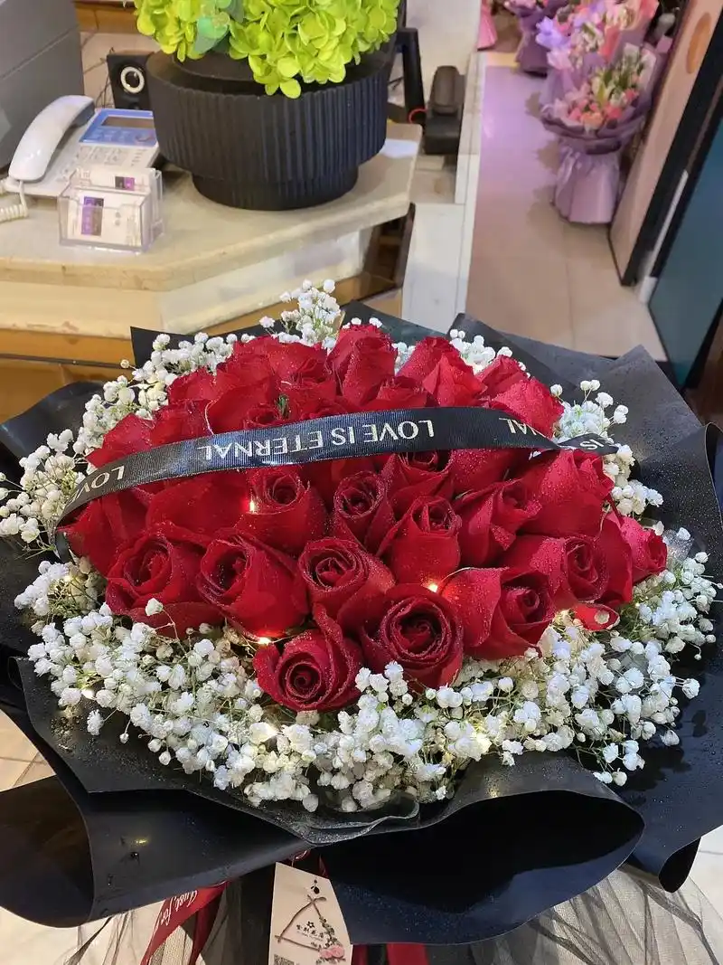 今日份红玫瑰生日花束,每一束都是美美哒! #现场实拍 #惊 - 抖音