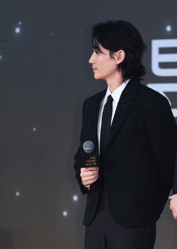 朱一龙出席中国电影导演之夜,身着louis vuitton黑色西服搭配喇叭裤