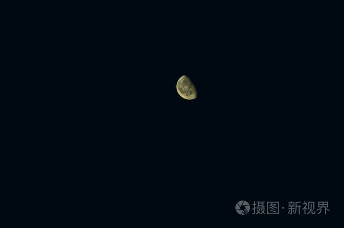 在法国蔚蓝海岸的夏天令人惊叹的半月