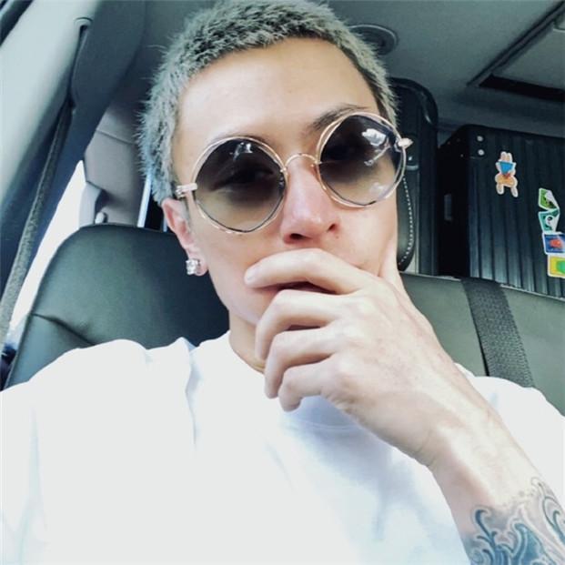 沪上皇秦奋和信筒撞衫晒自拍后网友你是在打广告