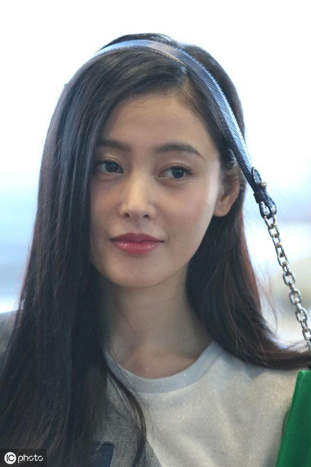 张天爱机场"俏皮风"造型很特别,包包链子往脑门上挂