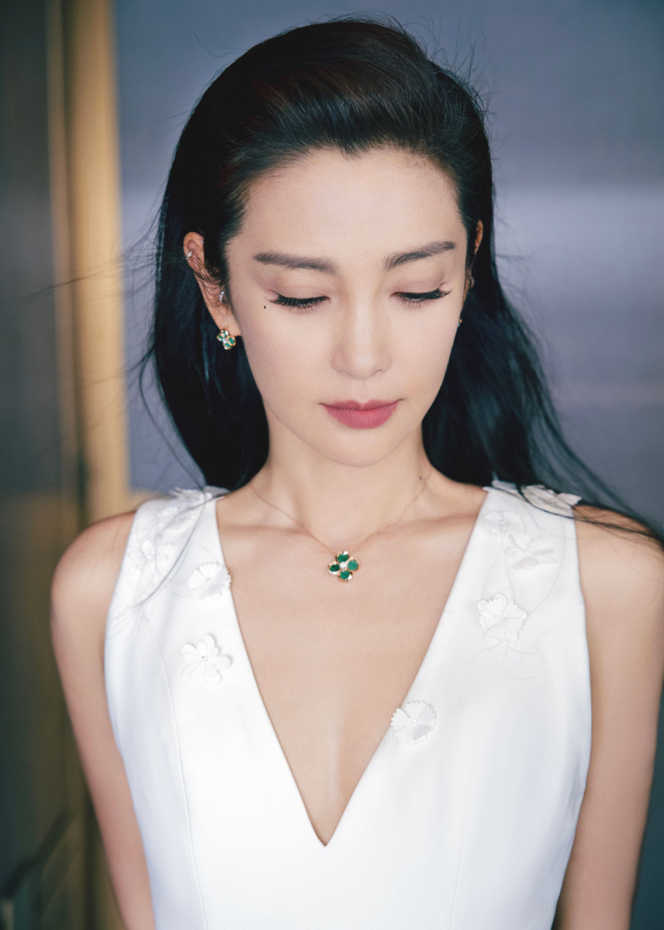 李冰冰白色v领连衣裙性感写真