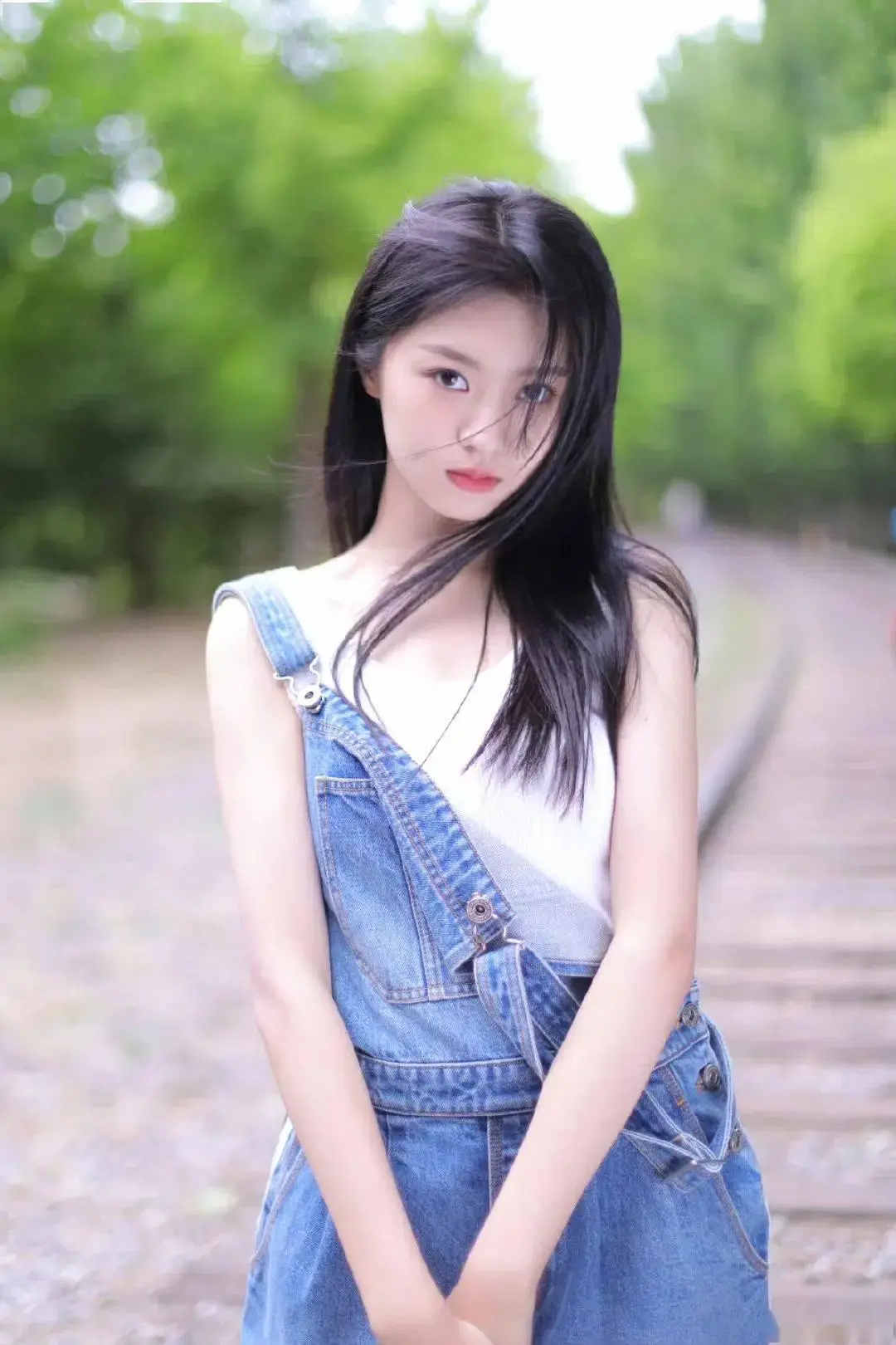 郝怡霖目前待播剧还有《烈焰之武庚纪》《利剑玫瑰》等.