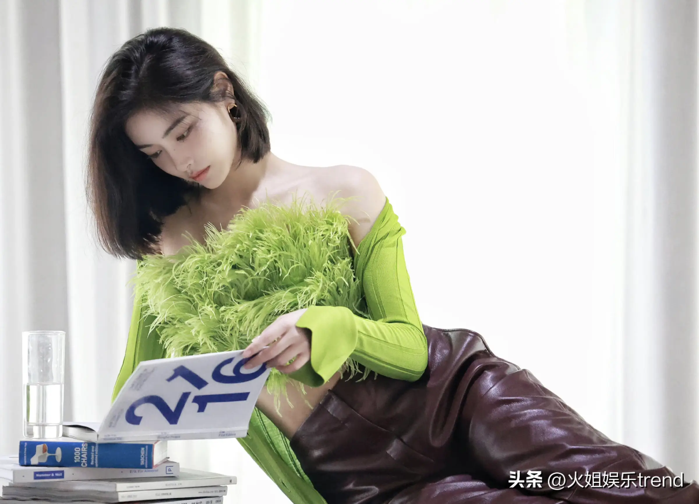 并且配文字真雨中拍摄,在照片里可以看出许佳琪多了很多女人味,整个