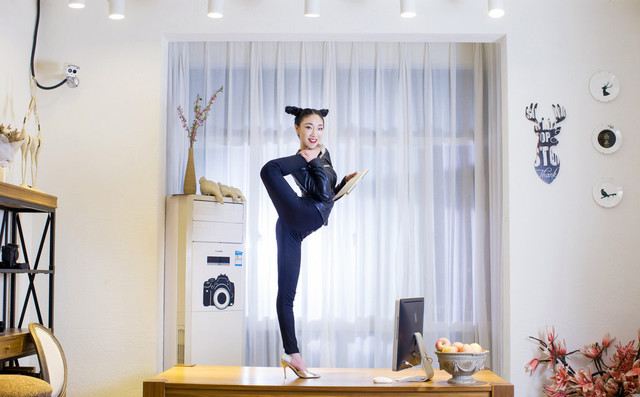 极限柔韧的性感 中国第一柔术美女刘藤演绎高难极致体位