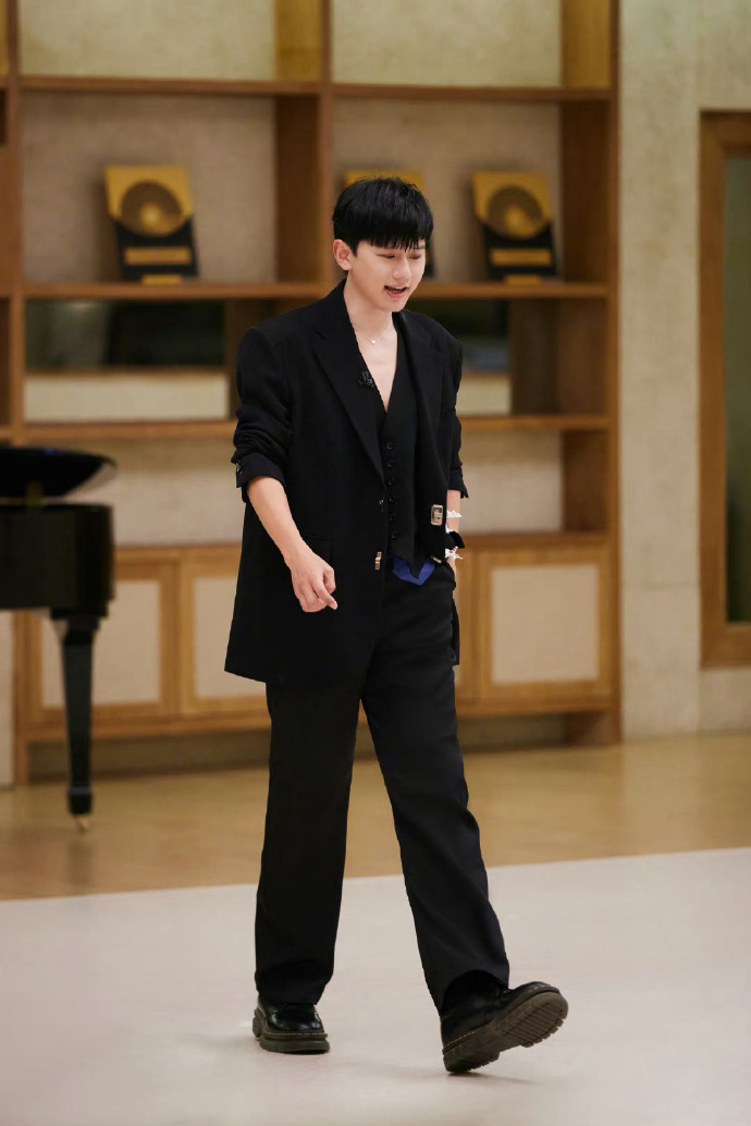 张杰真空黑西装##张杰声生不息黑西装剧照