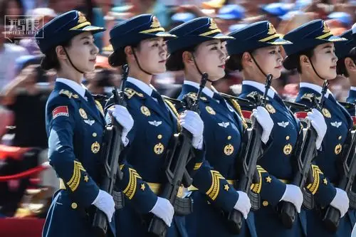 聚焦阅兵式上的女兵