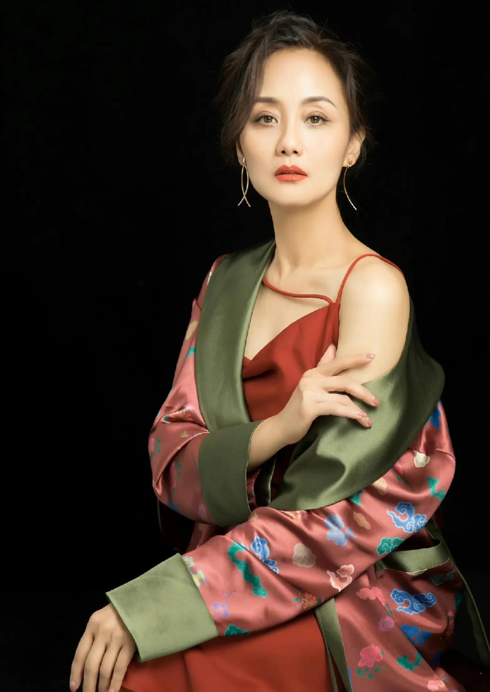 李颖,惊艳迷人,温柔秀丽的写真照!__财经头条