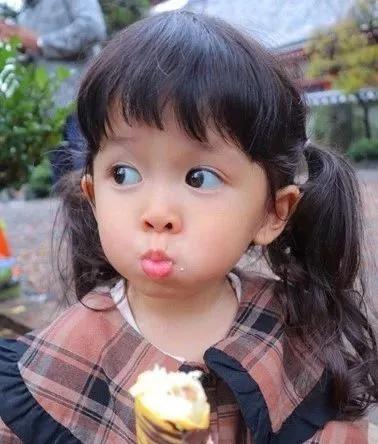 日本超萌吃货小女孩走红全网明明可以靠可爱却偏偏要搞怪