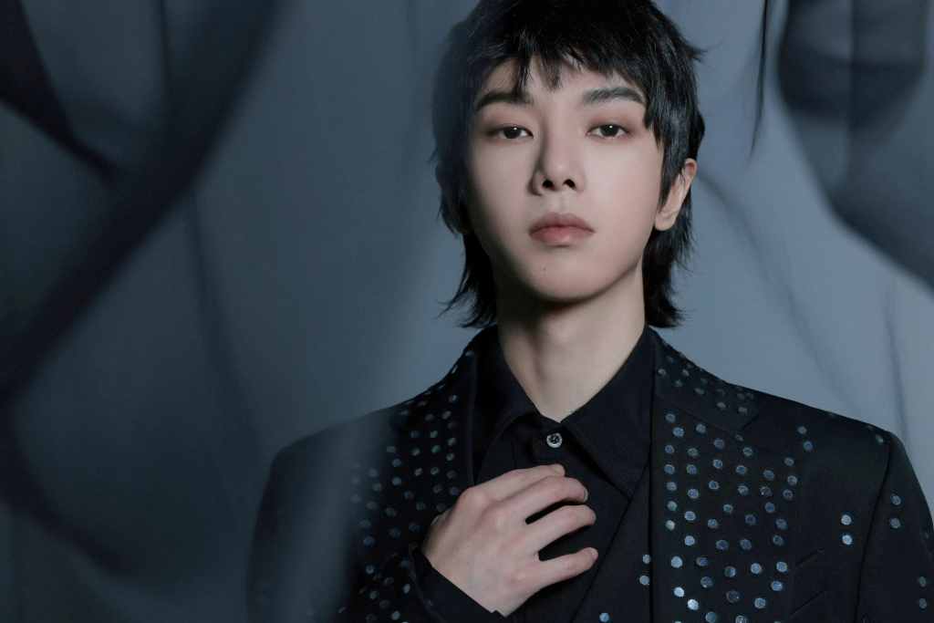 华晨宇出道九周年音乐会造型写真释出 黑衣王子高冷帅气有型