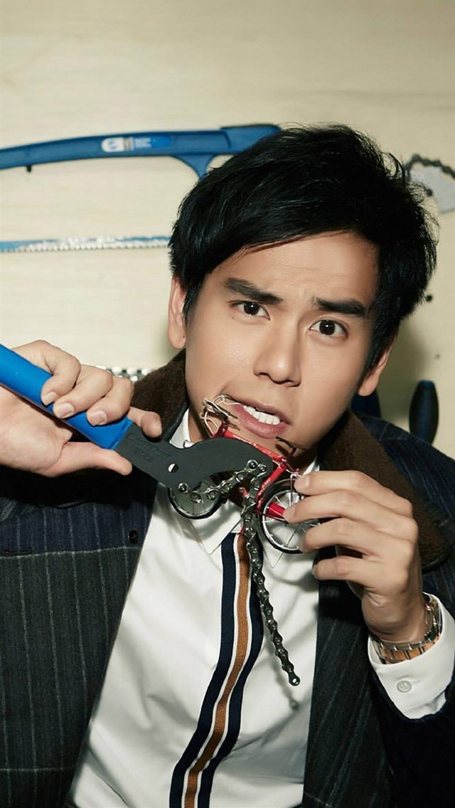 成熟有魅力的型男彭于晏运动风时尚写真