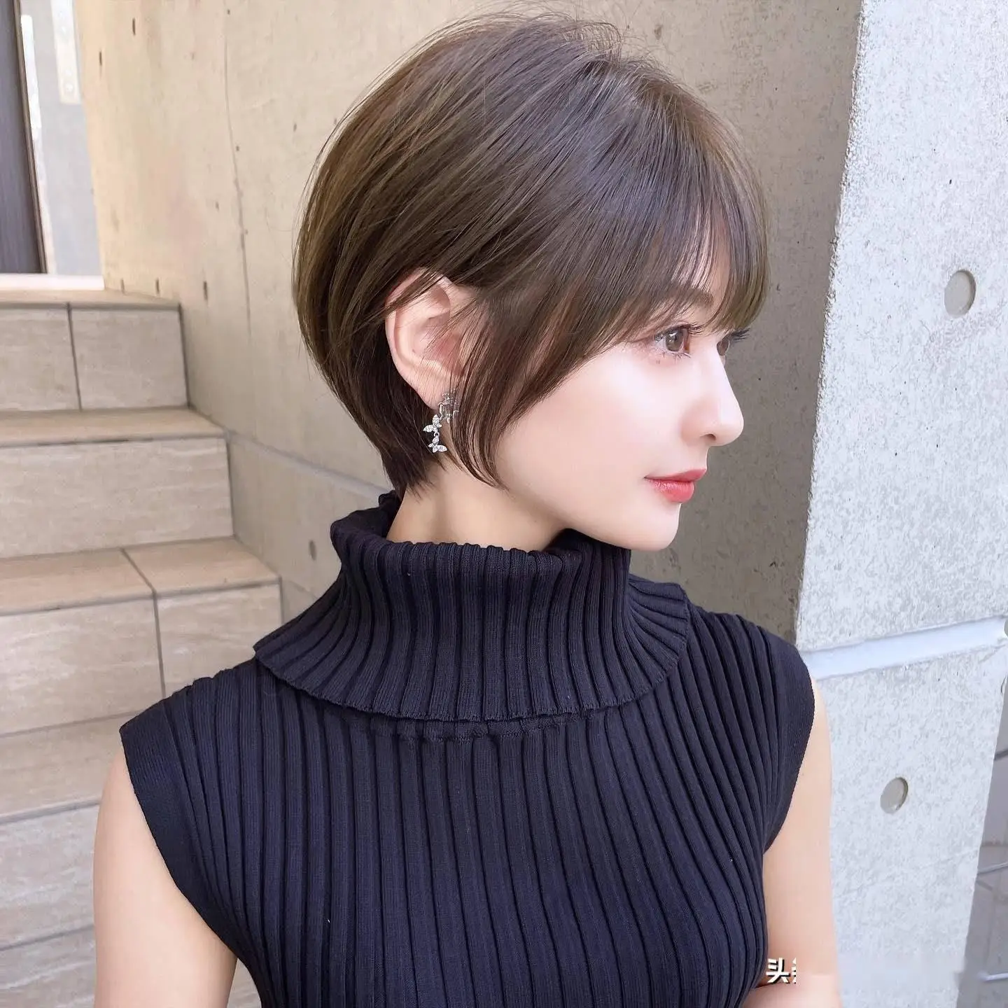 最具人气的女士短发:蓬松瘦脸,层次感满满,剪完显小10岁_头发_发型