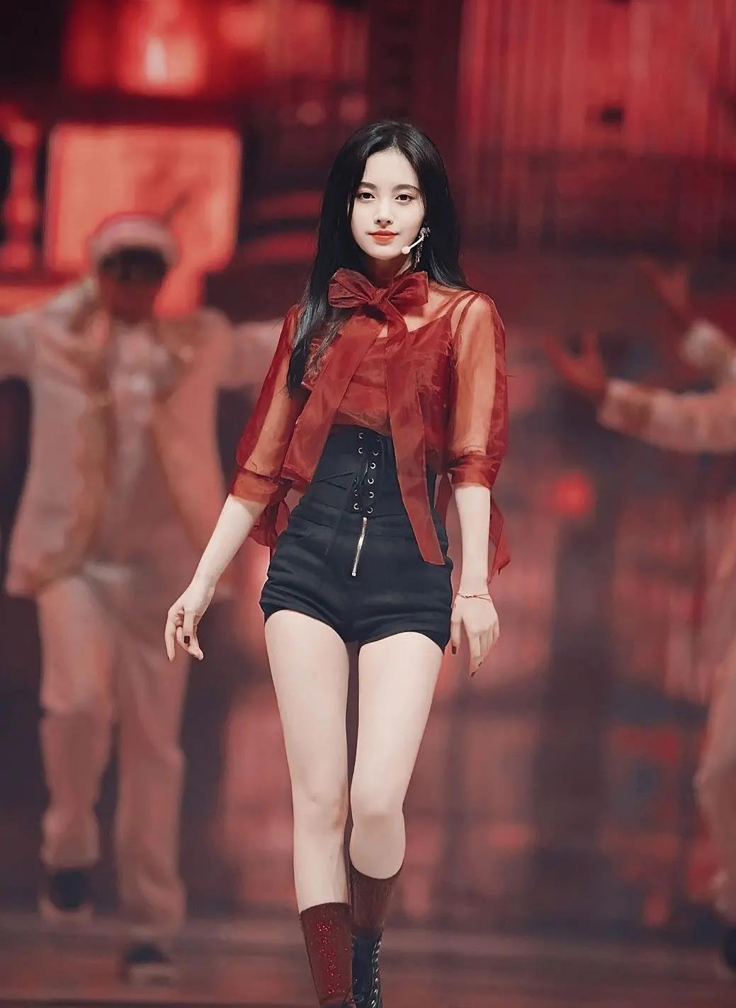 鞠婧祎穿红衬衫配黑高腰短裤,凹出了大长腿,真的只有159?