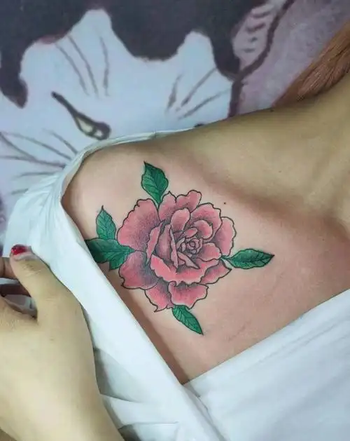 女士玫瑰花纹身图片_胸部新传统纹身图案