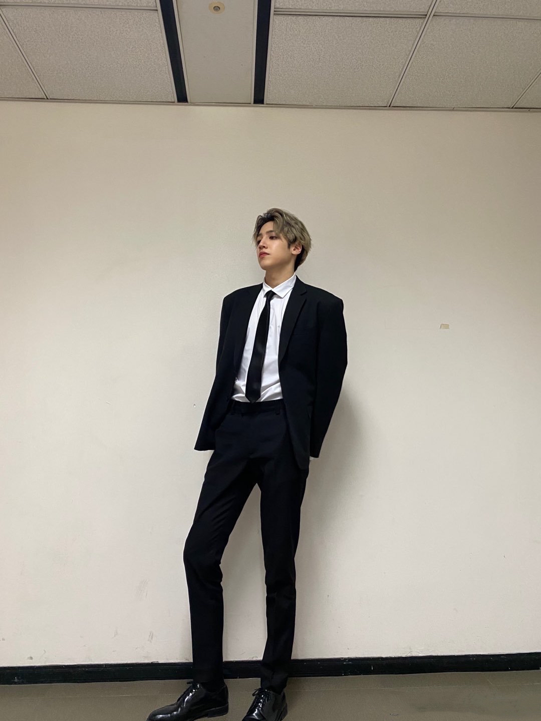 作为一个深度西装控 第一次见到这张动图就狠狠爱了,,迅速开始考古狗