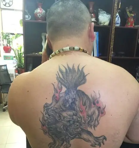 后背正中间的传统麒麟纹身图案
