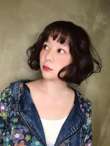 脸胖脸大适合剪的短发七:古典美人的卷度x锯齿浏海,竟比齐刘海更能