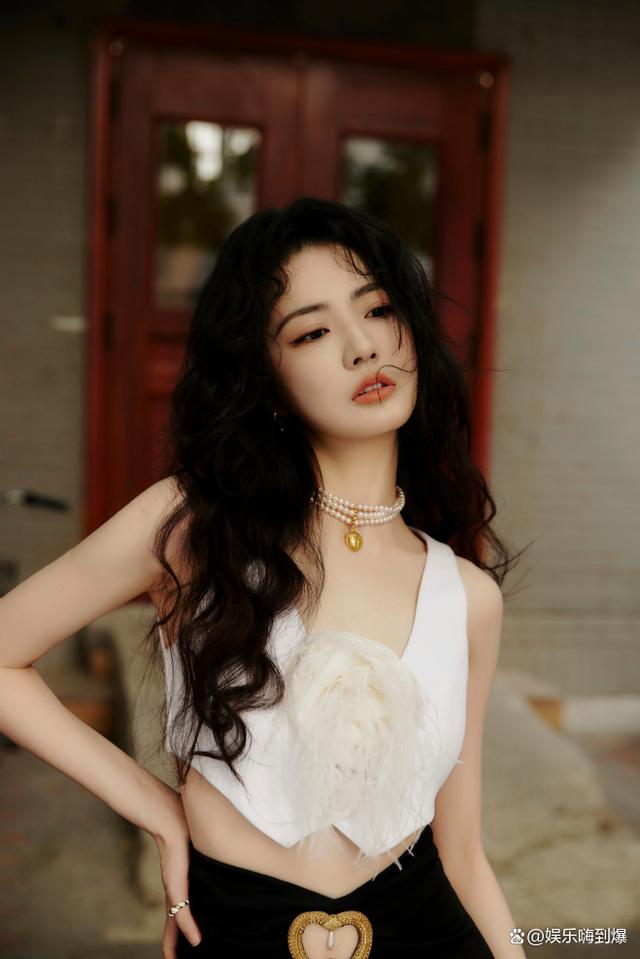 徐璐,这位当今娱乐圈炙手可热的女星,以其令人惊艳的外貌,迷人的身材