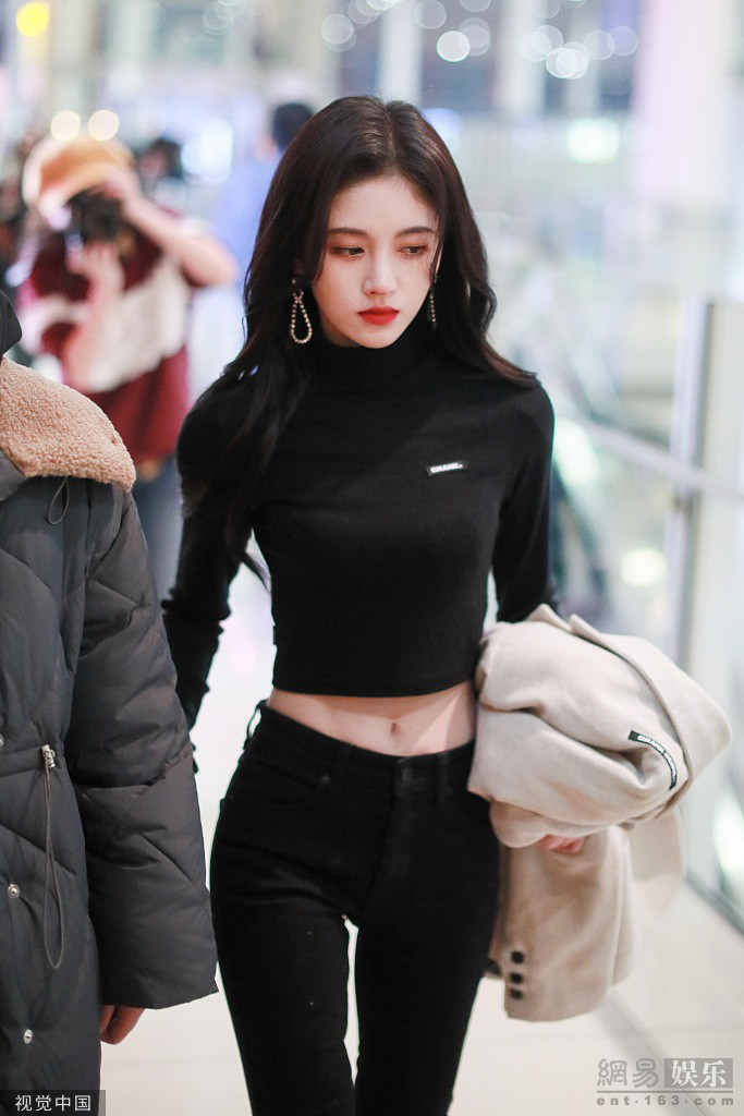 鞠婧祎穿性感露脐装秀蜂腰 不时撩发气场足