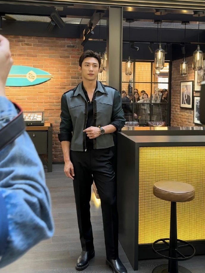 黄景瑜腿长有了实感#天哪,真的是没有想到黄景瑜的腿这么长的呀,这