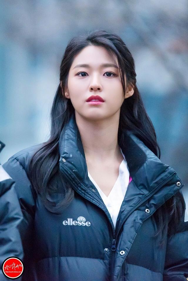 韩星金雪炫,网友:清纯可人,笑容甜美的90后女孩