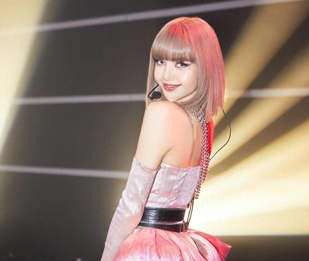 但不管粉丝怎么说,lisa我行我素,还被爆出去法国排练疯马秀舞台.