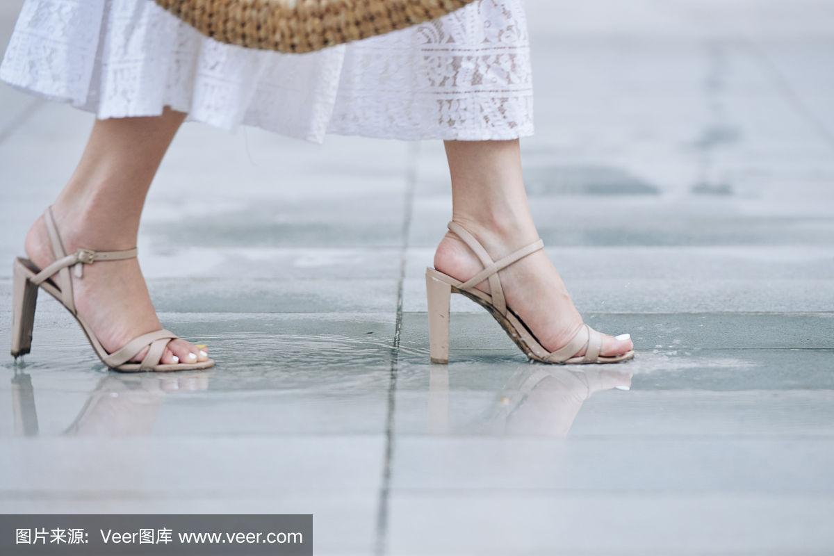 走路的女人穿着带高跟鞋