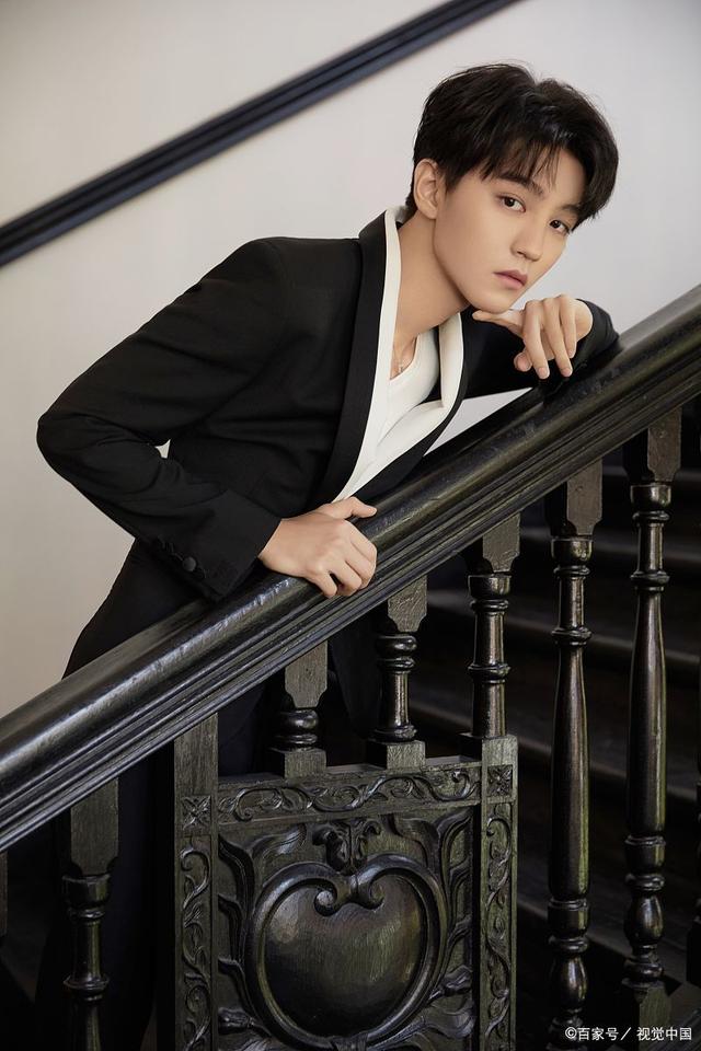 2013年8月6日,与王源,易烊千玺组成组合tfboys正式出道,王俊凯担任