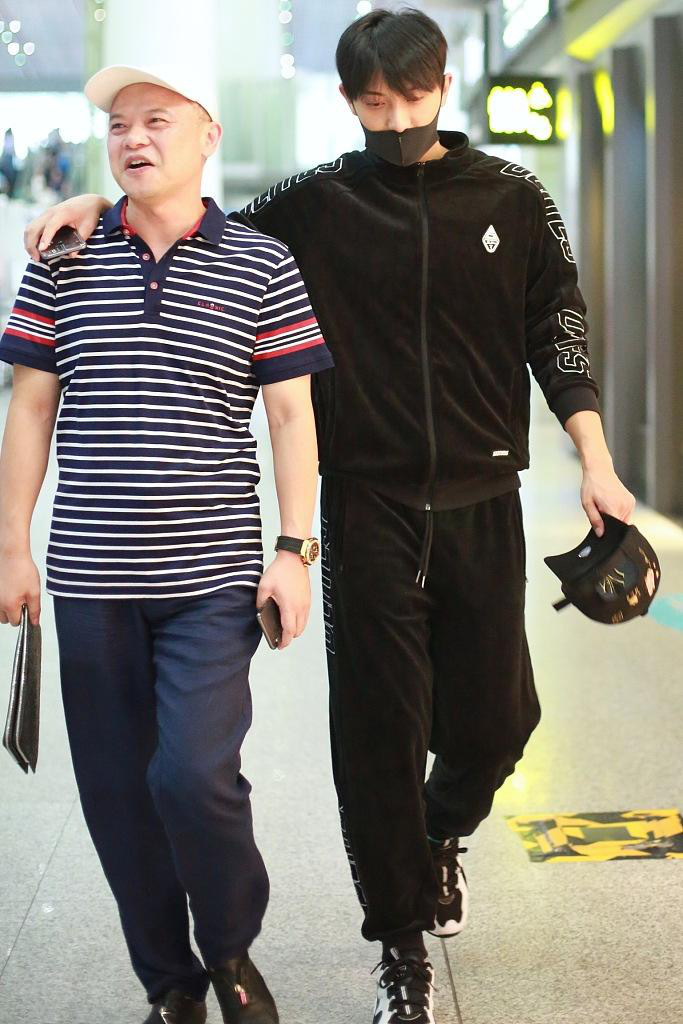 黄子韬父亲黄忠东病逝 享年52岁