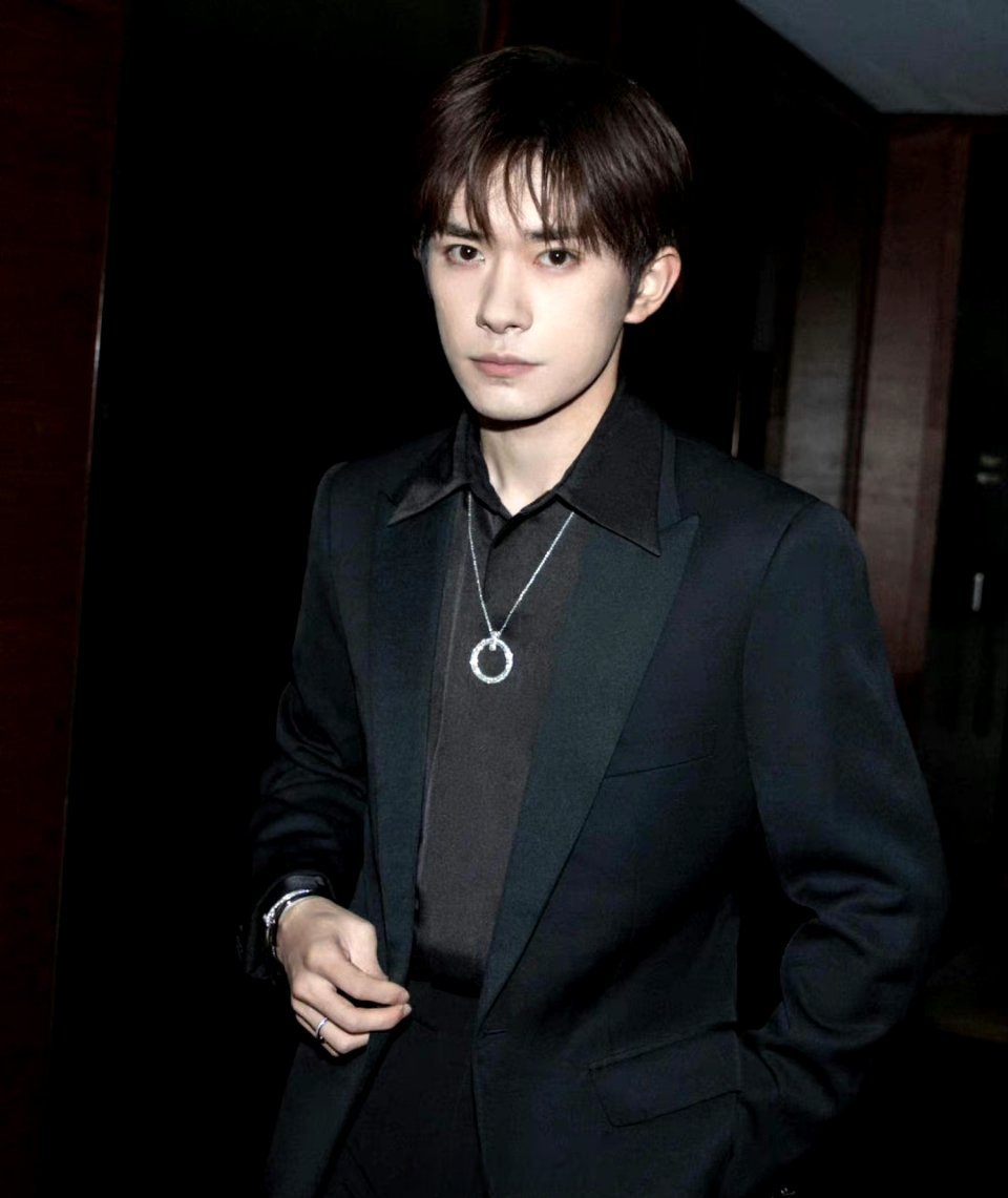 易烊千玺,谷爱凌,angelababy杨颖活动官方图来咯 大家觉得这是生图