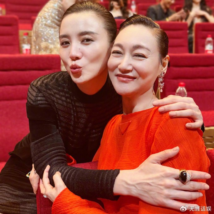 宋佳参加活动生图曝光,肩膀种花花痕迹明显,身材丰腴人高马大