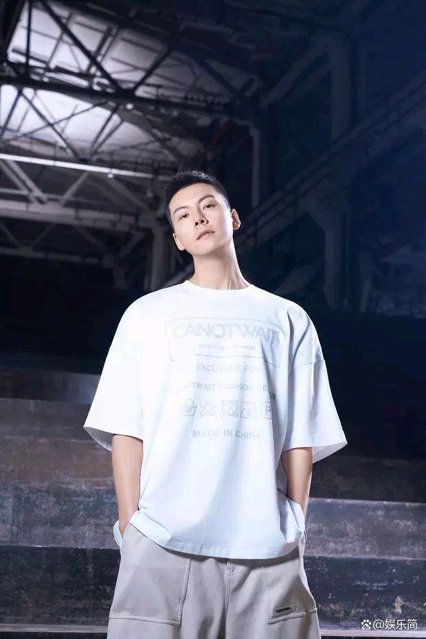 陈伟霆运动风照片曝光,深棕短袖与白t切换自如,潮酷有型引热议