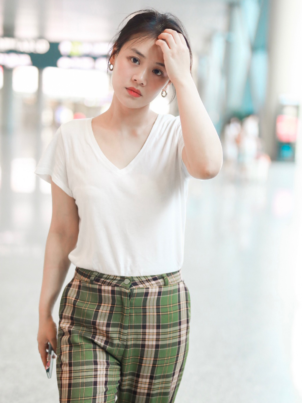 马思纯身高一米七,还肩宽,整体骨架比较大,脸型也偏方,穿衣搭配一不