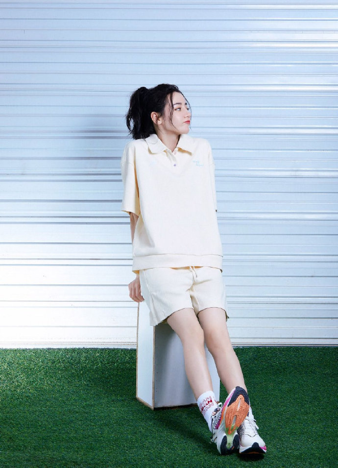 迪丽热巴出席品牌活动,一身运动装,洋溢俏皮可爱的少女气质,尽显青春