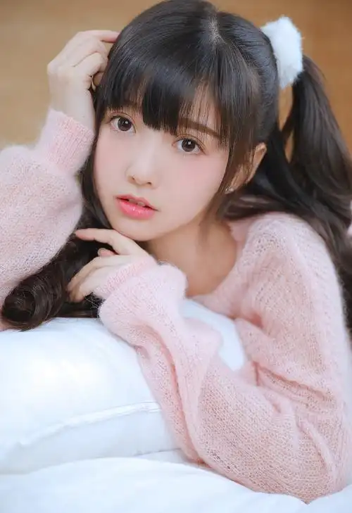 粉红少女小露香肩诱惑性感私房美女写真